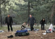 Derek (Shemar Moore, l.), Bobbi (Laura Allen, 2.v.l.), Gideon (Mandy Patinkin, 2.v.r) und Emily (Paget Brewster, r.) ermitteln in diesem Fall ...