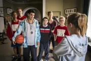 Cäcilia (Carlotta Weide, rechts) sorgt für mächtig Aufruhr in Orkans (Flavius Budean, mitte) Basketballteam.
