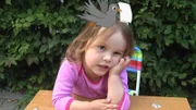 In dem bekannten Lied "Kommt ein Vogel geflogen" überbringt ein kleiner Vogel einen netten Gruß.