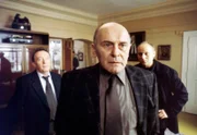 Die Kommissare Ehrlicher (Peter Sodann, links) und Kain (Bernd Michael Lade, rechts) verhören den Vater des Ermordeten (Vaclav Mares).
