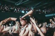 Skin von Skunk Anansie beim Stage Diving