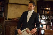 Sherlock Holmes (Jonny Lee Miller)