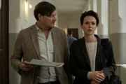 Der Polizist Adrin Erlacher (Harald Windisch) erstattet seiner Vorgesetzten Christina Melauer (Melika Foroutan) Bericht. Es geht um Fahrerflucht.