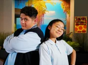 Tiff (Erin Choy, re.) möchte Mikey (Semisi Cheekam, li.) überreden, mit ihr ein Team für die Staties-Meisterschaften zu bilden. Mikey zögert, denn es wäre Verrat gegenüber seinen alten Freunden.