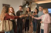 ARD TIERÄRZTIN DR. MERTENS IX. STAFFEL FOLGE 107, "Zeit für die Wahrheit", am Dienstag um 20:15 Uhr im ERSTEN. Alle Schwierigkeiten scheinen überwunden. Die ganze Familie stößt an, auf die Hochzeitspläne von Gina und Jonas. (v.l.n.r.): Luisa Mertens (Lilly Wiedemann), Gina Harzer (Amelie Hennig), Jonas Mertens (Lennart Betzgen), Susanne Mertens (Elisabeth Lanz), Maria Canonero (Marzia Tedeshi), Georg Baumgart (Gunter Schoß), Charlotte Baumgart (Ursela Monn)