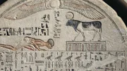 Bemalte Kalksteinstele des Gottes Apis, Detail mit dem Verstorbenen in Anbetung vor dem Apis-Stier