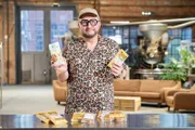Sebastian Lege zeigt, wie Hersteller bei Honigwaffeln Kosten und an Honig sparen.