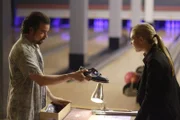 Olivia (Anna Torv, r.) besucht Sam (Kevin Corrigan, l.) in der Bowlingbahn und erfährt dabei einiges über Nina Sharp ...