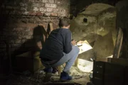 Jannis will seine Spuren verwischen. Ob der Internatskeller ein gutes Versteck ist?