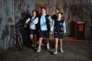 Auntie und Daddy haben eine Überraschung für das siegreiche Team. Was das wohl sein wird? (v.l.n.r.: Salwa (Reannah Hamdan), Daddy (Daya Sao-Mafiti), Mikey (Semisi Cheekam), Auntie (Maria Walker), Prisha (Holly Simon))