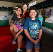 Team Mahaki gibt Handball-Unterricht, um das Startgeld für den Statie-Wettbewerb zusammen zu bringen. (v.l.n.r.: Salwa (Reannah Hamdan), Prisha (Holly Simon), Mikey (Semisi Cheekam))