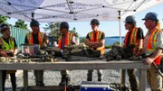 Terry Matheson (2.v.l.), Marty Lagina (3.v.l.), Alex Lagina (3.v.r.), Rick Lagina (2.v.r.), Gary Drayton (r.)