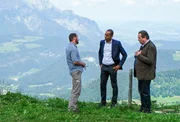 Ein Wanderer (Alexander Vitzthum, l.) behauptet am Tatort gegenüber Jerry Paulsen (Peter Marton, M.) und Benedikt Beissl (Andreas Giebel, r.), dass jemand den alten Mann in eine Schlucht stürzen wollte.