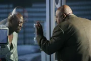 Rodney Foreman (Charles S. Dutton) besucht seinen Sohn Eric (Omar Epps) im Krankenhaus.
