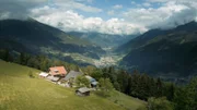 Landschaftsbild Bergbauernhof von Bergbauer und Künstler Heinrich Untergantschnig während ServusTV's "Heimatleuchten: Hier lässt sich´s leben - Entlegene Winkel" beim Grafenberg im Mölltal, Kärnten, Österreich.