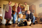 Familie Eberhofer hat Familienzuwachs bekommen (v. li. n. re.): Hund Hinkelotta. Oma Eberhofer (Enzi Fuchs), Rudi Birkenberger (Simon Schwarz), Susi (Lisa Maria Potthoff), Franz Eberhofer (Sebastian Bezzel), Pauli (Luis Sosnowski), Papa Eberhofer (Eisi Gulp).
