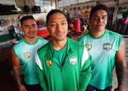 Auch Daddys (Daya Sao-Mafiti, mi.) Teamkollegen von den Bullfrogs sind beim Verkaufen mit von der Partie, um Team Mahaki zu unterstützen.