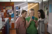 Die BFFs Nele (Hanna Stötzel, links), Martha (Luna Kuse, mitte) und Sarah (Selma Kunze, rechts) erhalten eine folgenschwere Nachricht: Pferd Flocke ist in Gefahr.