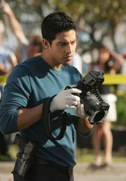 Ein Autounfall in den frühen Morgenstunden endet für die Fahrerin tödlich. Und im Kofferraum des Wagens wurde eine weitere Leiche gefunden. Delko (Adam Rodriguez) macht Aufnahmen für die Ermittlungsakte.