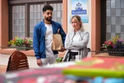 Ute (Isabell Hertel) kommt durch Theo (Julius Dombrink) ins Nachdenken.
