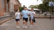 Team Mahaki will Team Volkov beim Schritte zählen schlagen. Das Team muss mehr als 50.000 Schritte machen und das während der Schule. Eine schwierige Aufgabe. (vlnr.: Prisha (Holly Simon), Mikey (Semisi Cheekam), Salwa (Reannah Hamdan))