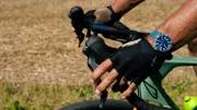 Detailaufnahme von Wolfgang Faschings Hand am Lenker