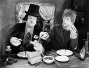 Ollie (Oliver Hardy, l.); Stan (Stan Laurel, r.)
