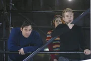 Andrew (Tom Lenk, r.) nervt mit seinen blöden Sprüchen Xander (Nicholas Brendon, l.), der leider die Aufgabe hat, auf ihn aufzupassen ...