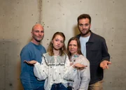 Leon Windscheid mit Ava Duppka und ihren Eltern, die sich wegen Avas Magersucht schuldig gefühlt haben.