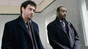 Ein Arzt wurde während einer Tagung in dem Hotelzimmer seines Kollegen erschlagen. Die Ermittler Lupo (Jeremy Sisto, li.) und Green (Jesse L. Martin) beginnen mit ihren Ermittlungen.