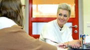 Doc Caro (r.) unterhält sich mit Enrike.