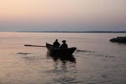 Schauspieler beim dramatischen Wiederaufbau der Amerikanischen Revolution in einem Ruderboot.(National Geographic/Mark Molesworth)