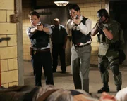 Haben sie den Serienmörder gefunden? Cal McGee (Kristoffer Ryan Winters, l.) und Hotch (Thomas Gibson, M.) ...