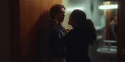 Nicolas Dardenne (Gustav Schmidt, l.) ist nach den letzten Ereignissen völlig desillusioniert. Louna Lloris (Anna Bardavelidze, r.) stellt ihn zur Rede.