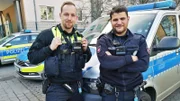 Norbert Faust (li.) und Robin Melzer werden mit einer ungewöhnlichen Einsatzmeldung aus Hannover überrascht: Lautes Geschrei von einer psychisch Auffälligen.