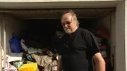 Trödelexperte Sükrü Pehlivan versucht bei Christl und Werner aus mehreren Haushalten einen zu machen.