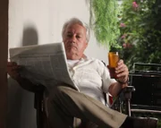 Nach dem Krieg findet Franz Stangl (gespielt von Paulo Tavares) Zuflucht in Sao Paulo, Brasilien.
