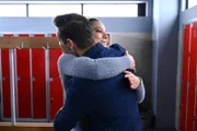 ACHTUNG SPERRFRIST! Die Veröffentlichung dieses Motives ist für alle ONLINE-MEDIEN (außer Programm-Presse) erst ab dem 06.05.2025 frei.  Charlotte "Charlie" (Shaolyn Fernandez) wird wider Willen von ihren Gefühlen für Deniz (Igor Dolgatschew) eingeholt.