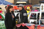 Die Spur im Fall der zerschredderten Leiche, die in einem Strohballen gefunden wurde, führt Booth (David Boreanaz) und Brennan (Emily Deschanel) in die Demolition Derby-Szene.