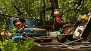 Gefangen in ihrem Baumhaus bei hochsommerlichen Temperaturen sind Raphael, Lina, Bohnenstange und Kleiner Fuß zum Nichtstun verdammt.