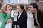 Fahrradunfall: Annette Frier (Annette Freier, l.) ist gestürzt, Freundin Anne (Sonsee Neu, M.) eilt zur Hilfe. Bastian (Bastian Pastewka, r.) beschränkt sich lieber auf's Zugucken. Peinlich genug, dass er schuld am Sturz ist ...