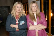 ACHTUNG SPERRFRIST! Die Veröffentlichung dieses Motives ist für alle ONLINE-MEDIEN (außer Programm-Presse) erst ab dem 06.05.2025 frei. Alicia (Josefin Bressel, l.) und Jessica (Nina Ensmann) versuchen das Shooting von Toni und Erik zu beeinflussen. +++ Die Verwendung des sendungsbezogenen Materials ist nur mit dem Hinweis und Verlinkung auf RTL+ gestattet.