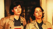 Fassungslos beobachten Susanne (Cheryl Shepard, li.) und Ayse (Lale Karci) Walter und Jeanette, die Ayses Zelle filzen, um Walters verschwundenes Feuerzeug zu finden. Der Tip kam natürlich von Renate...