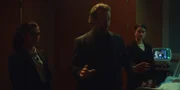 Nachdem Bernhards Zustand sich dramatisch verschlechtert hat, werden alle nervös. Louna Lloris (Anna Bardavelidze, l.), Colin (Julian Looman, M.) und Ylva Dardenne (Philine Schmölzer, r.) stehen im Krankenzimmer.