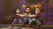 Zoe, Finn und Alexander streiten sich darum, wer Klabauter-Ellys magische Halskette zuerst tragen darf.