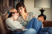 Leo (Morgane Ferru) tröstet die verstörte Emily (Sarah Mahita).