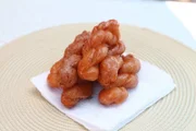 Ein traditionelles südafrikanisches Dessert namens Koeksister.