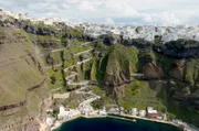 Die berühmte Steilküste (Caldera) von Santorin und der Hafen von Vlichada sind von Erdrutschen bedroht.; Zur ARTE-Sendung Re: Die Erde bebt auf Santorin  Die berühmte Steilküste (Caldera) von Santorin und der Hafen von Vlichada sind von Erdrutschen bedroht.