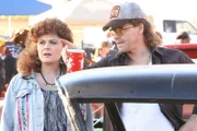 Brennan (Emily Deschanel) und Booth (David Boreanaz) mischen sich undercover unter die Teilnehmer eines Stockcar-Wettbewerbs, um unerkannt zu ermitteln.  Die Verwendung des sendungsbezogenen Materials ist nur mit dem Hinweis und Verlinkung auf TVNOW gestattet.