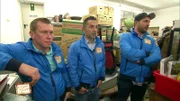 Otto (li.), Mauro und Sükrü wollen Erdinc helfen, seine Lagerhalle zu räumen.